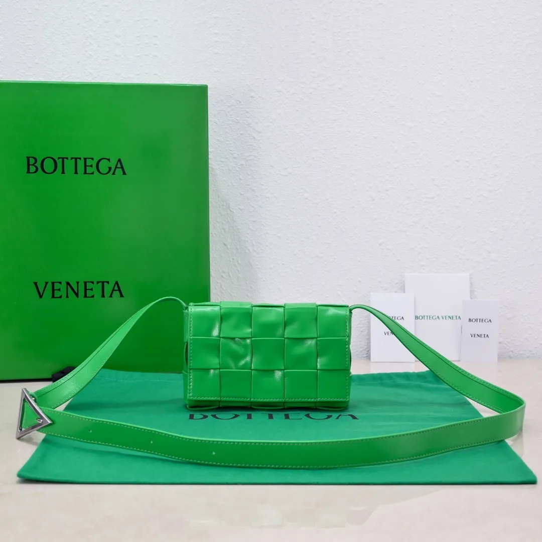 #Bv 2022 autumn and winter new product Cassette medium pillow bag, classic weaving technology, chubby filling design pillow bag has developed into a family series and has become the trump card of the new Bottega bag🔥 A must-have artifact for fashionistas to match frequently selected fashion items and contemporary exquisite workman concave shapes💚Cute and cute, the medium size has launched the latest color, beautiful and dreamy, super exciting💓 Size: 17.5*10.5*3cm, model: 7587#